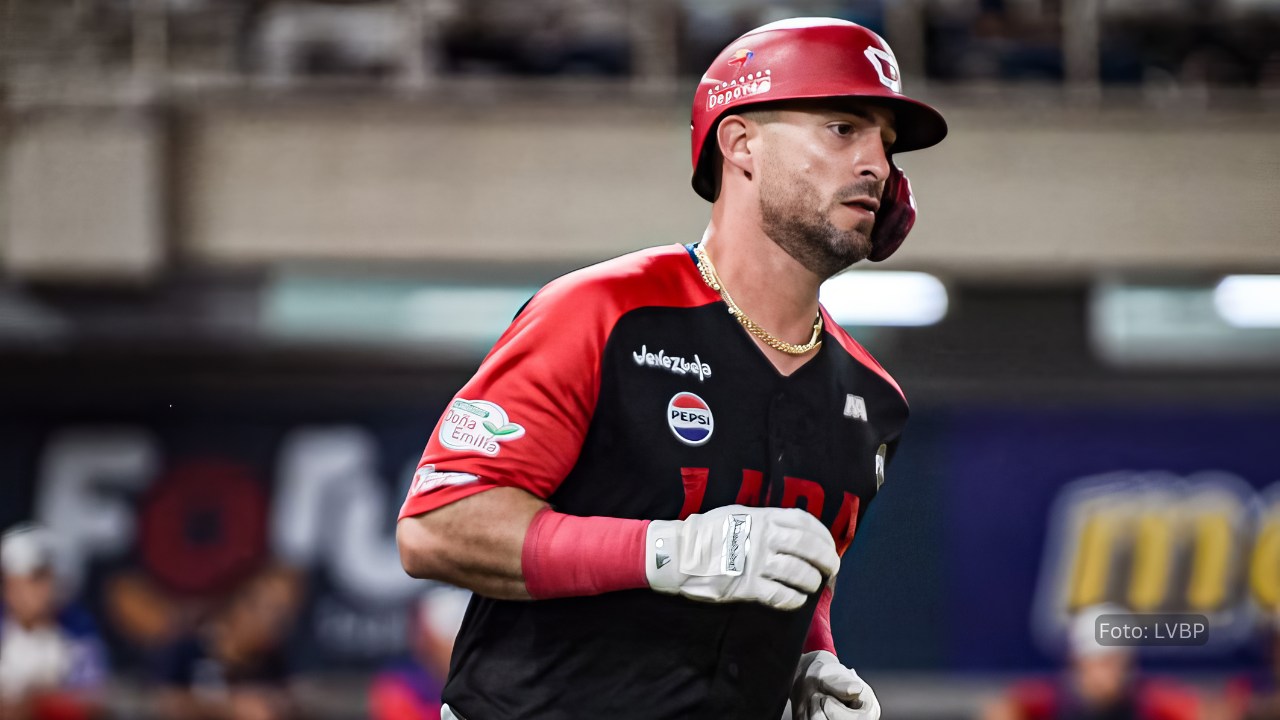 Rangel Ravelo con uniforme de Cardenales de Lara