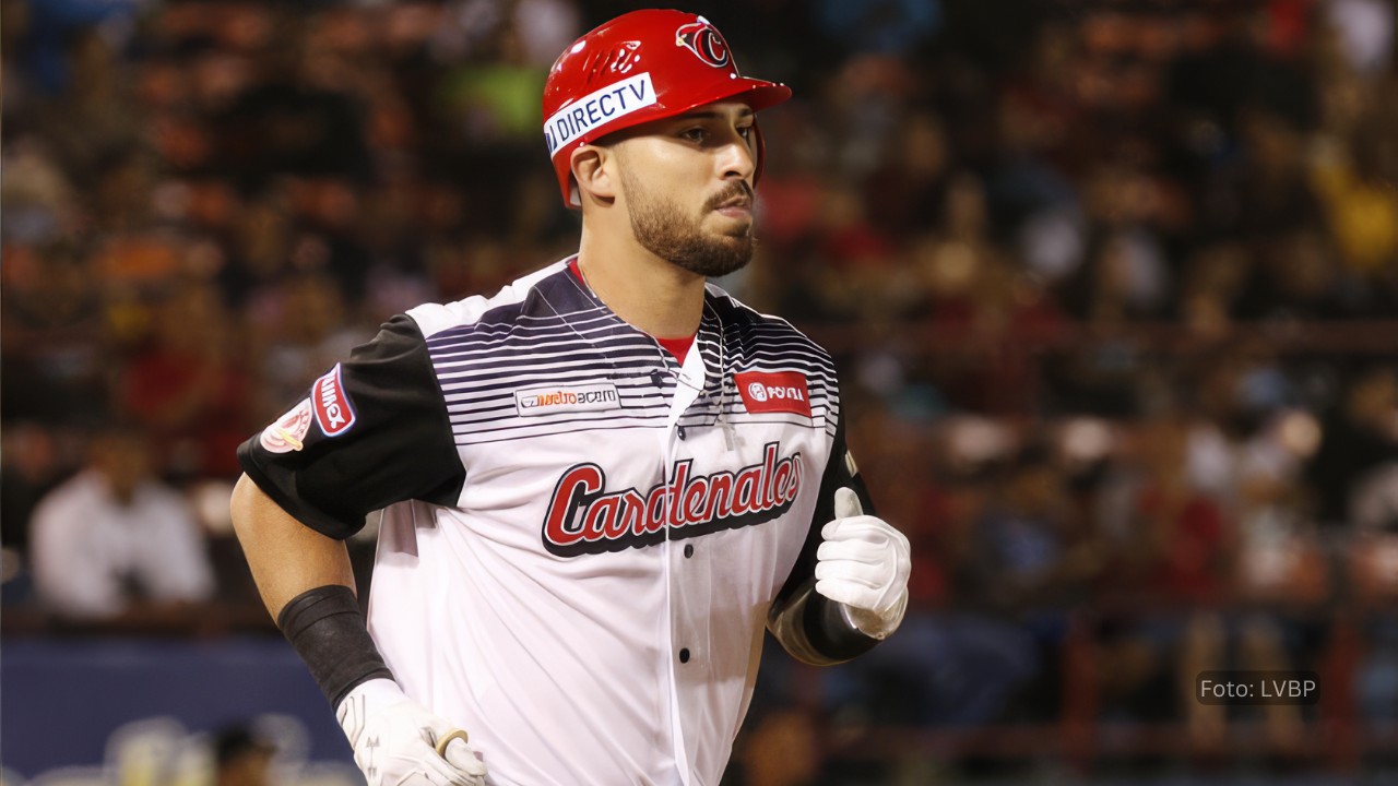 Rangel Ravelo con uniforme de Cardenales de Lara