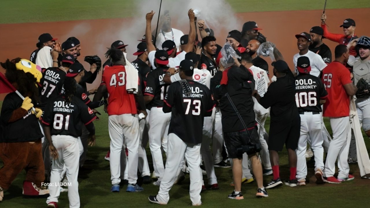 Jugadores de Leones del Escogido celebrando