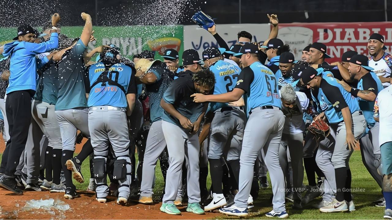 Jugadores de Bravos de Margarita celebrando el pase a la final