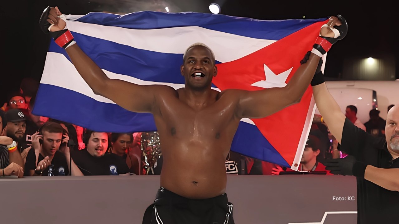 Robelis Despaigne con la bandera de Cuba