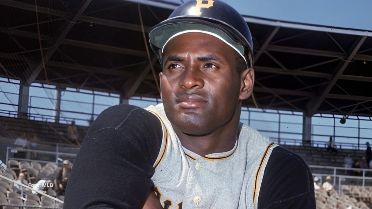 Roberto Clemente en un juego con Pittsburgh Pirates