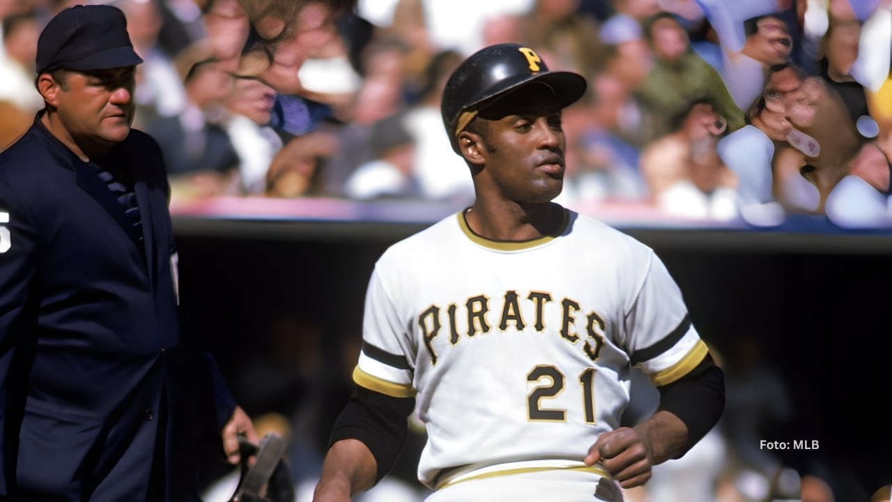 Roberto Clemente anotando en carrera con Pittsburgh Pirates