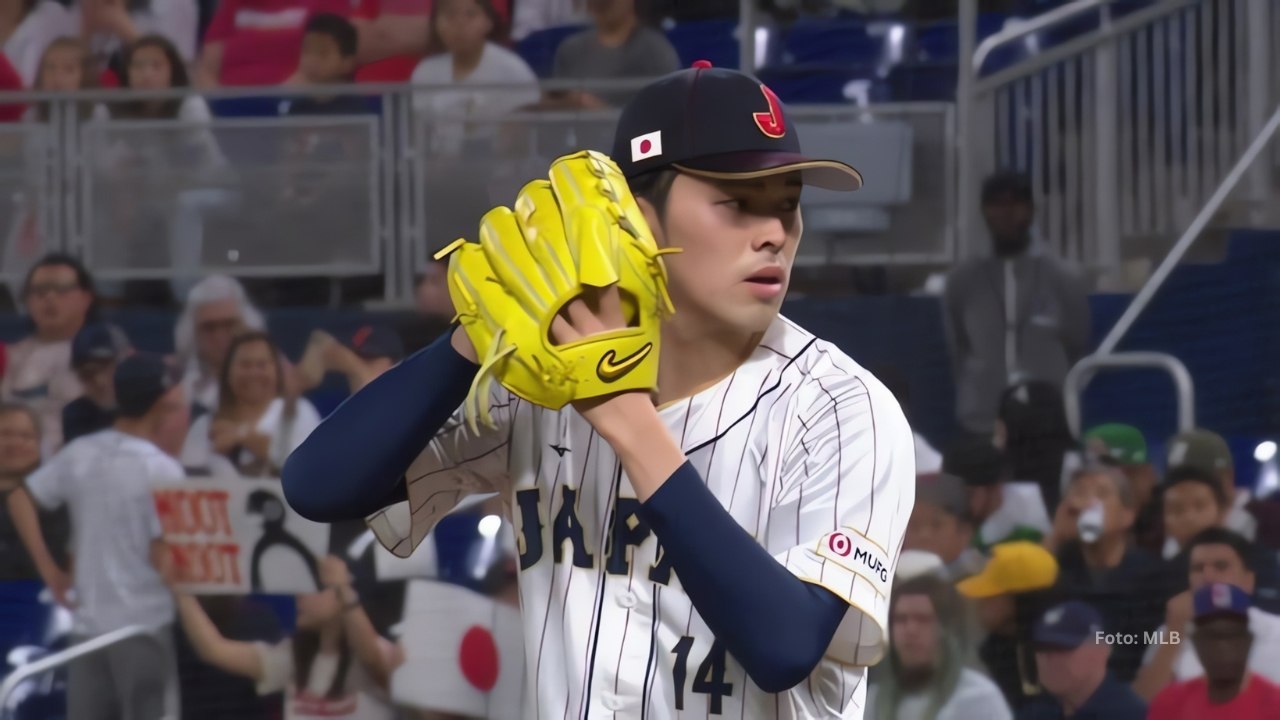 Roki Sasaki lanzando con el equipo de Japón