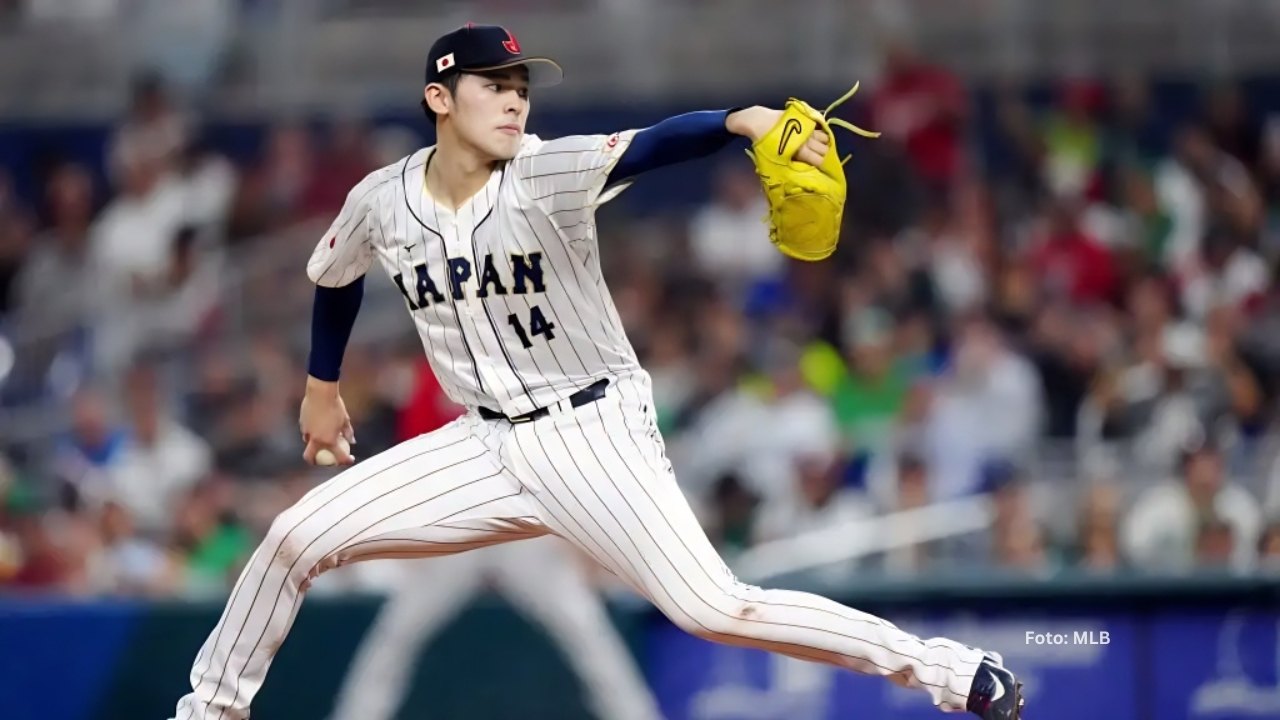 Roki Sasaki lanzando con el conjunto de Japón