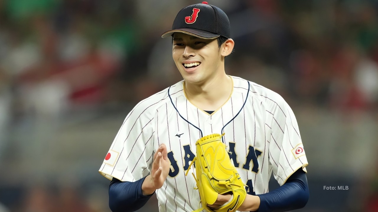 Roki Sasaki sonriendo con la selección de Japón