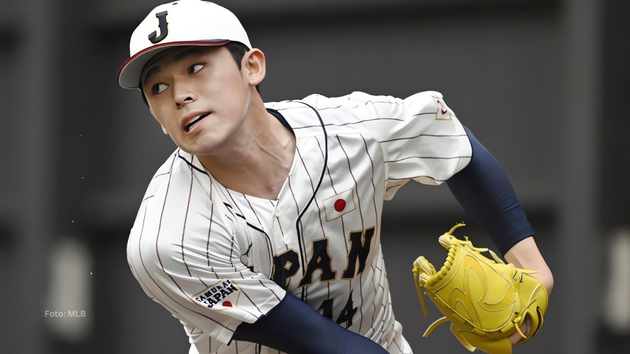 Roki Sasaki lanzando con el conjunto de Japón