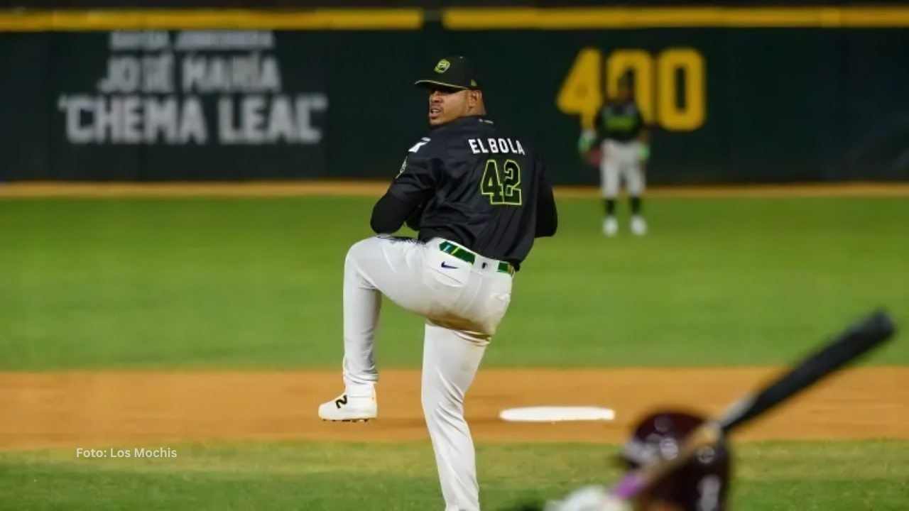 Ronald Bolaños preparándose para lanzar