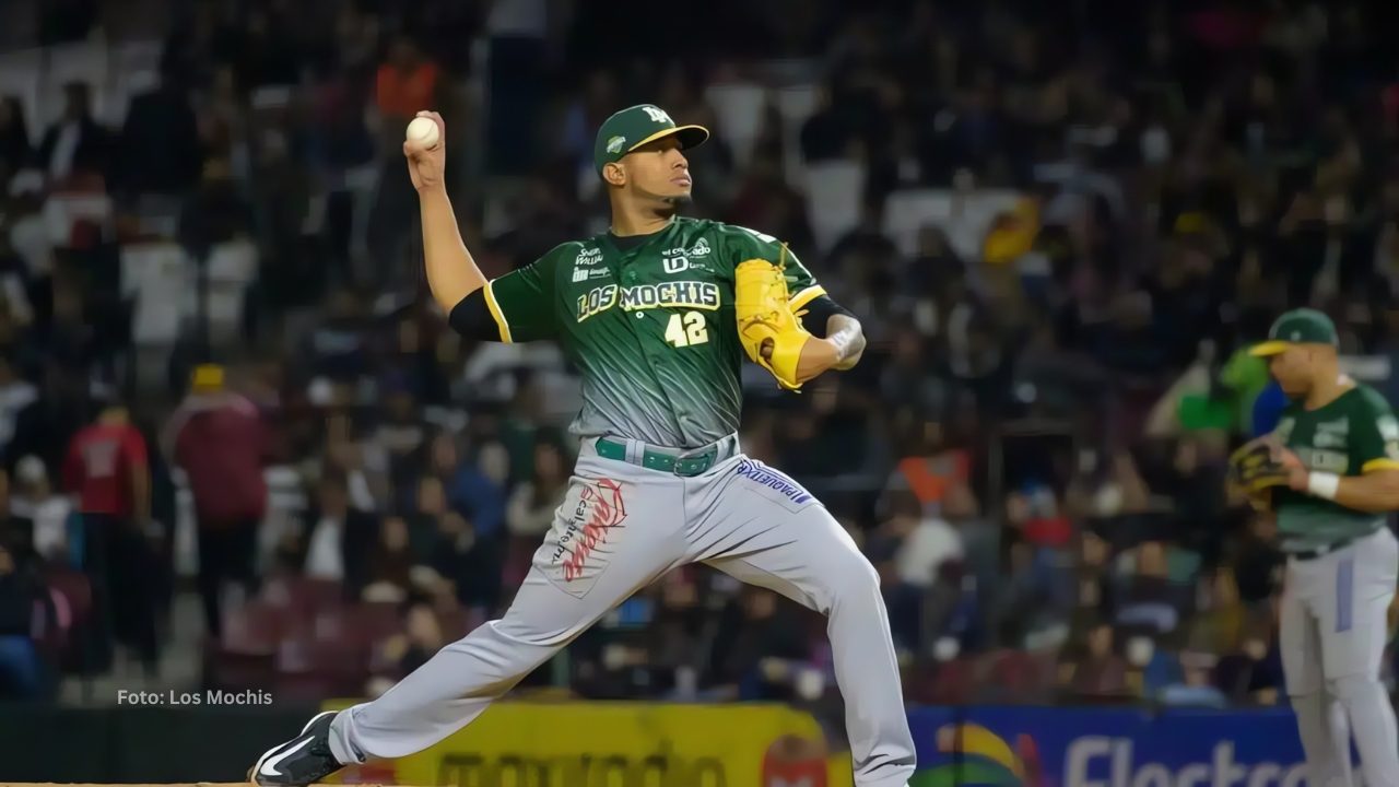 Ronald Bolaños lanzando con los Mochis