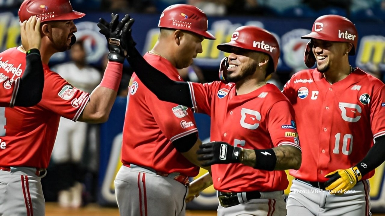 Jugadores de Cardenales de Lara celebrando un cuadrangular. LVBP