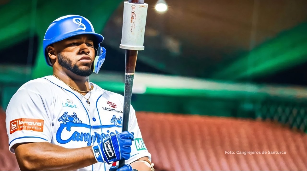 Rusney Castillo a punto de tomar un turno con el conjunto de Santurce