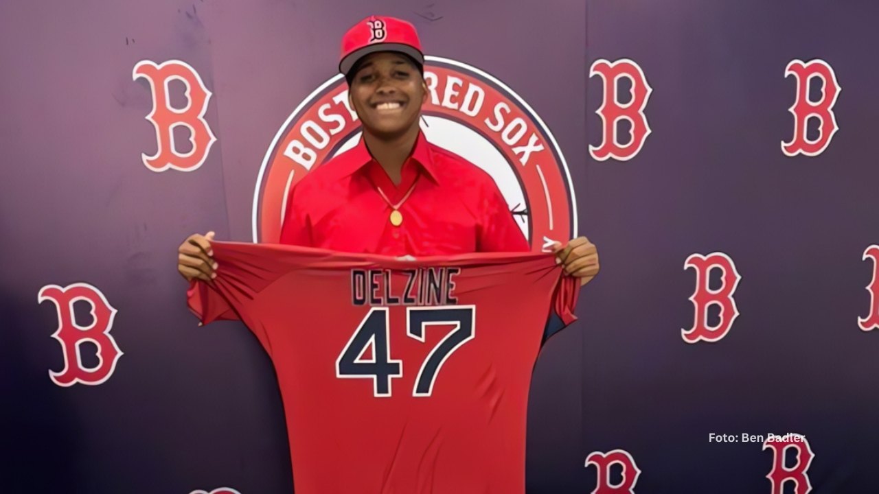 Sadbiel Delzine con una camisa de Boston Red Sox