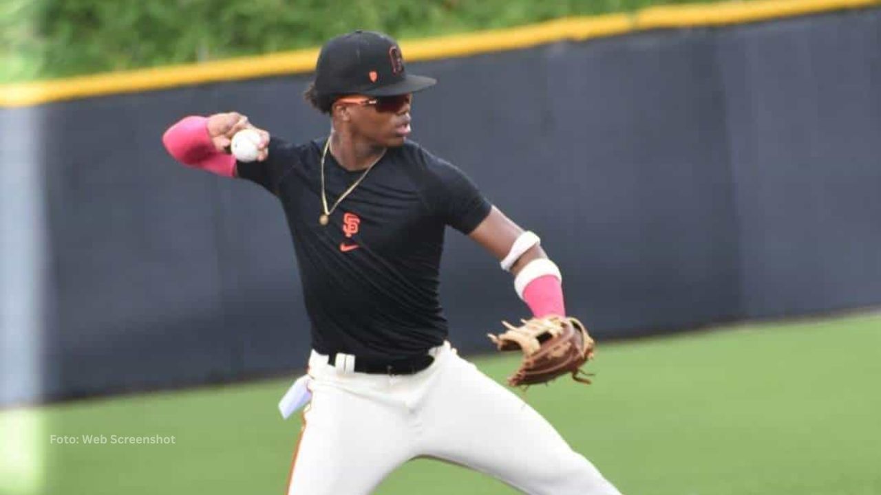 El pelotero de 17 años de edad, Josuar González, plasmó su rúbrica con San Francisco Giants este miércoles 15 de enero.