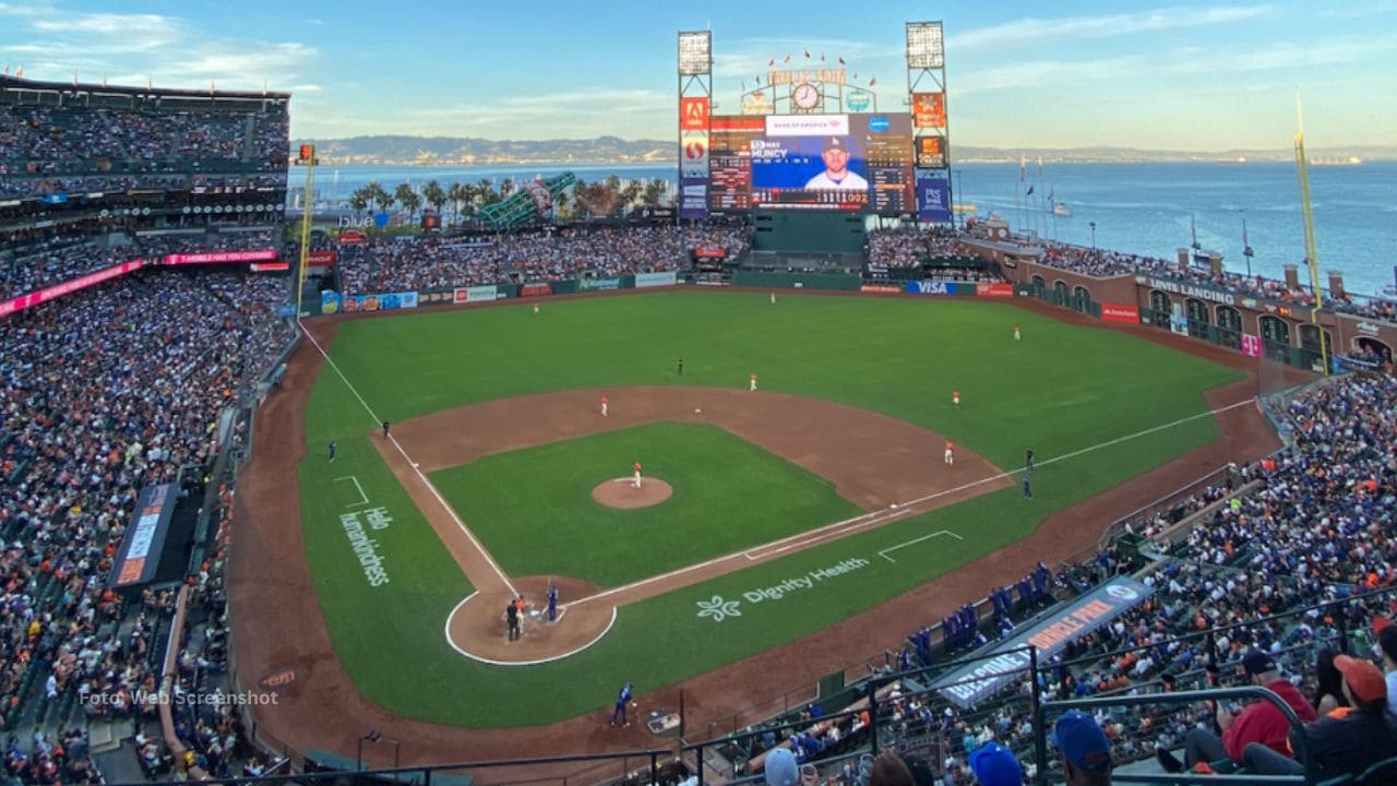 El pelotero de 17 años de edad, Josuar González, plasmó su rúbrica con San Francisco Giants este miércoles 15 de enero.