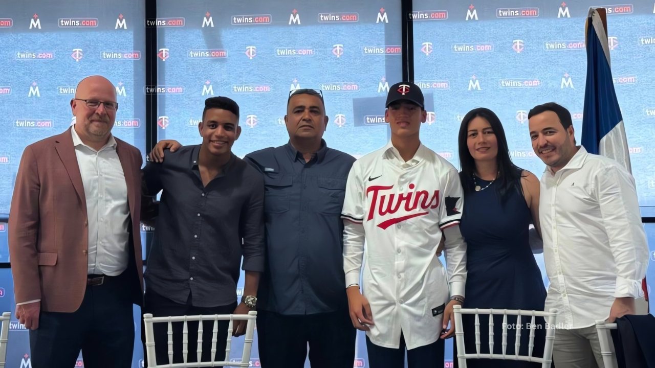 Santiago León con su familia en la firma con Minnesota Twins