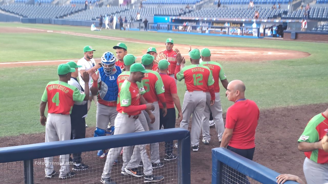 Jugadores de Las Tunas celebrando el triunfo. Serie de las Américas