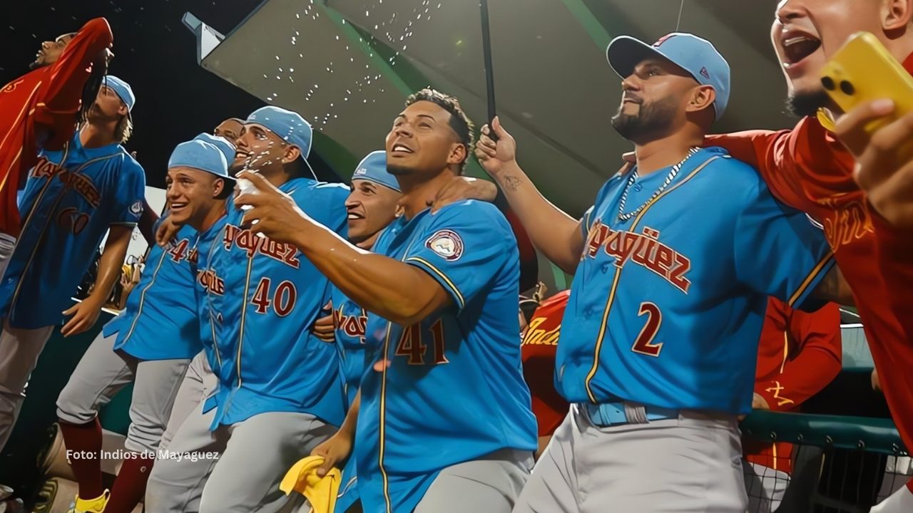 Jugadores de Indios de Mayagüez celebrando el titulo de campeones