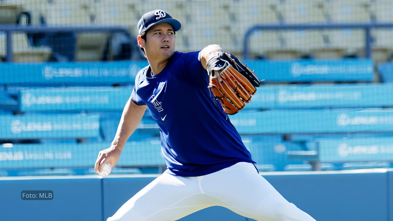 Shohei Ohtani lanzando con uniforme de dodgers