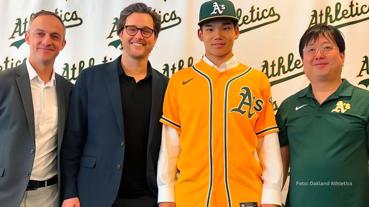 Shotaro Morii en su presentancion con Oakland Athletics