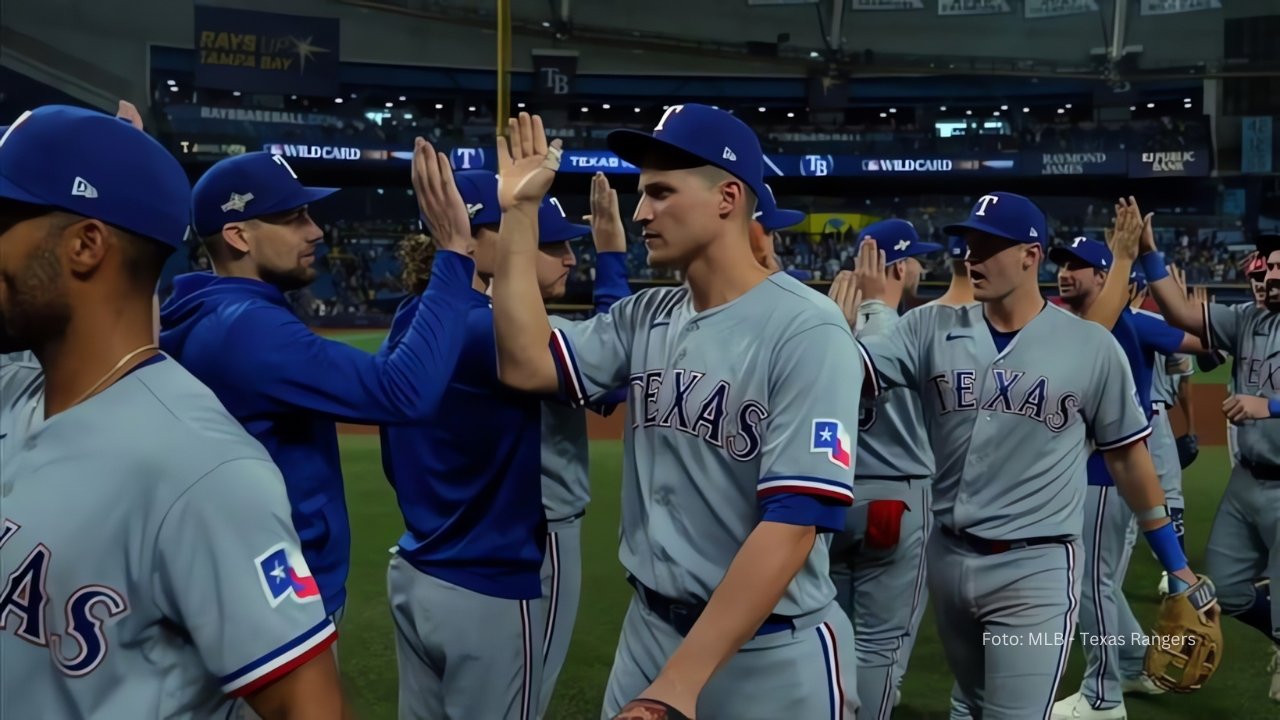 Jugadores de Texas Rangers celebrando una victoria