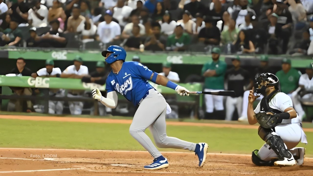 Miguel Andujar bateando con Tigres de Licey en la LIDOM