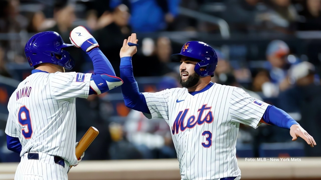 Tomas Nido celebra con Brandon Nimmo tras anotar