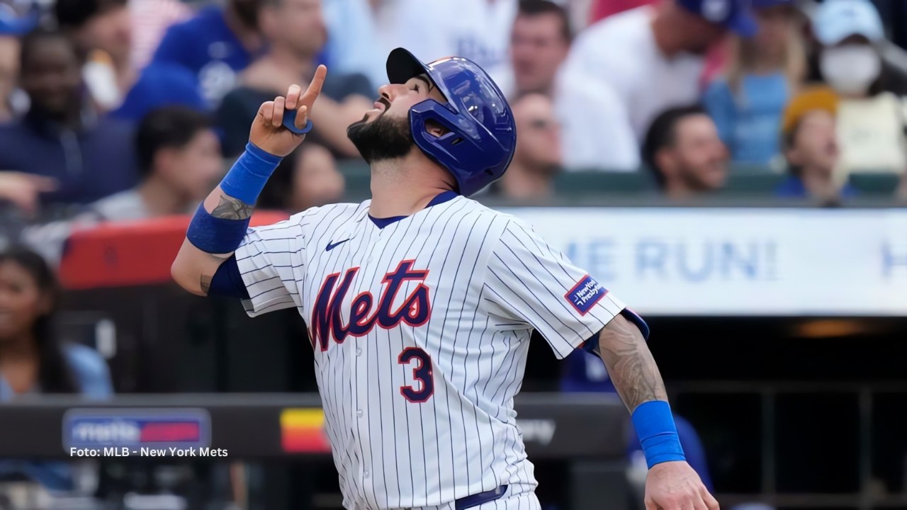 Tomas Nido señala el cielo tras cuadrangular con New York Mets