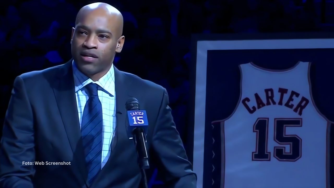 Vince Carter en su ceremonia de retiro de su número