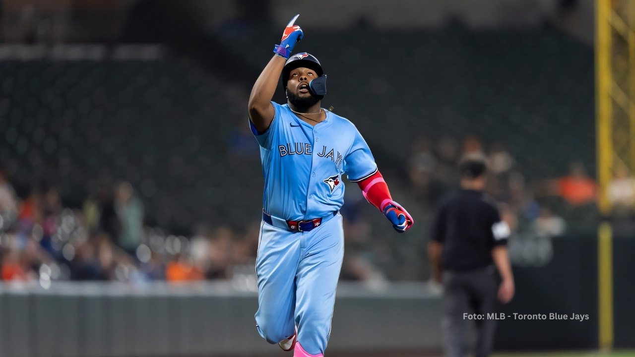 Vladimir Guerrero Jr. señala al cielo tras jonrón