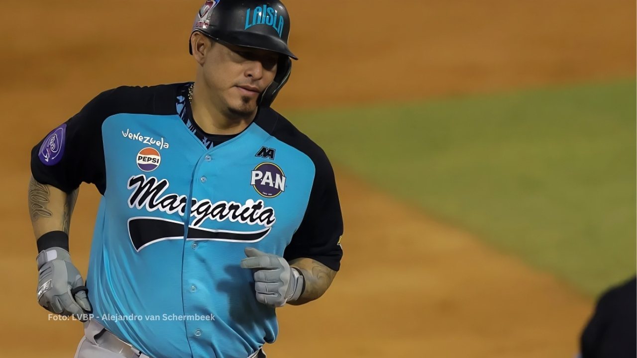 Wilson Ramos recorriendo las almohadillas con Bravos de Margarita