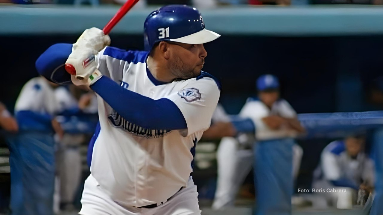 Yasmany Tomas bateando con el conjunto de Industriales