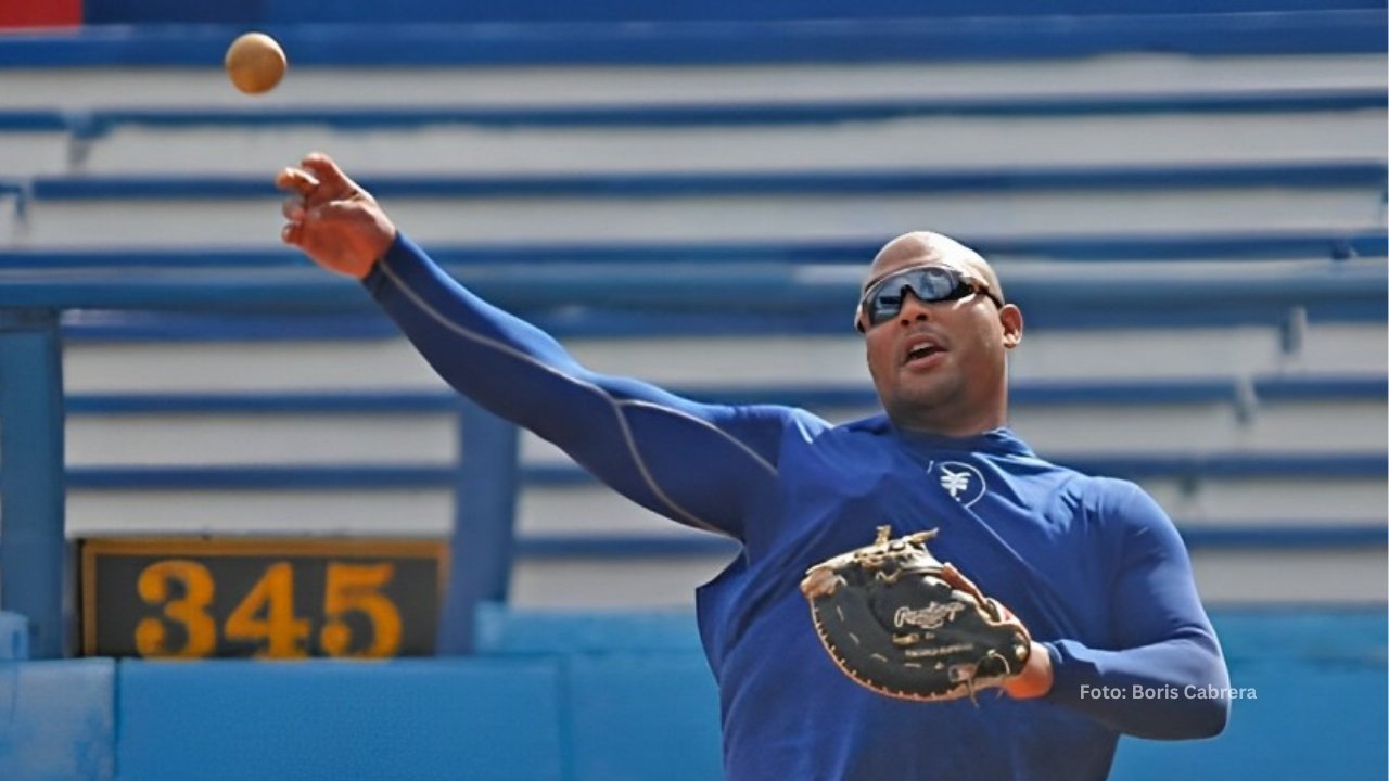 Yasmany Tomas entrenando con Industriales