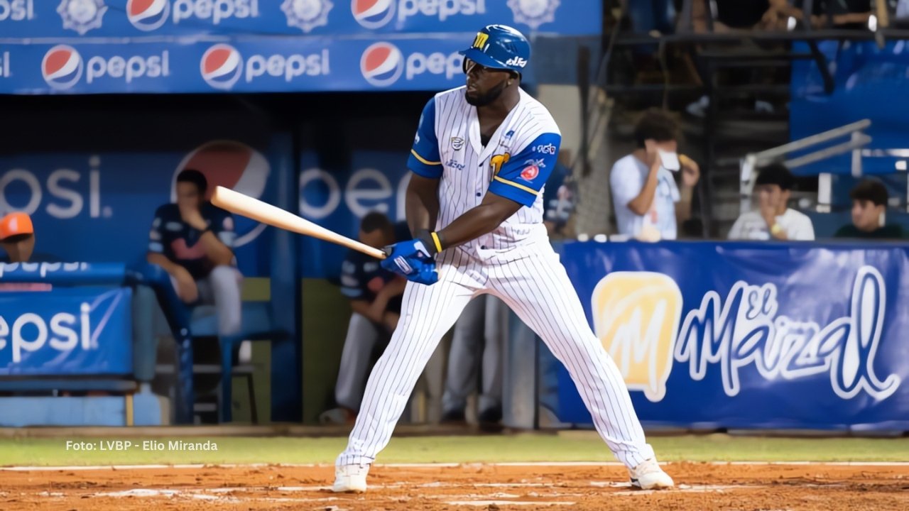 Yoel Yanqui bateando con Navegantes del Magallenes