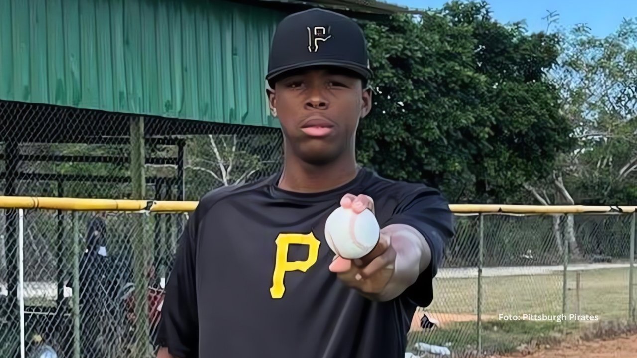 Yoslaniel Hernández con el uniforme de Pittsburgh Pirates