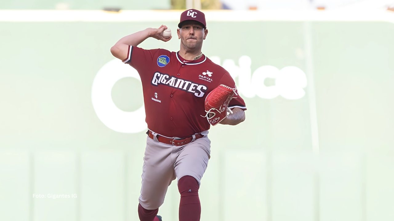 Yunesky Maya en la lomita con el conjunto de Gigantes del Cibao