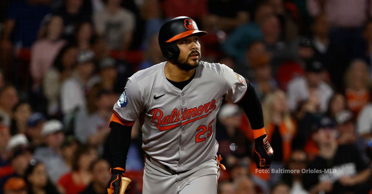 Anthony Santander con uniforme de Orioles de Baltimore