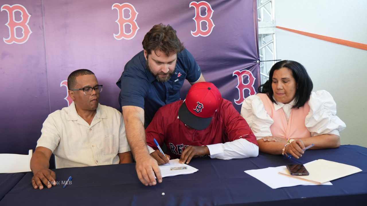 Christopher Cordero se inició a los 12 años en el béisbol, al comenzar a entrenar en la academia de Lenny Pimentel en República Dominicana.