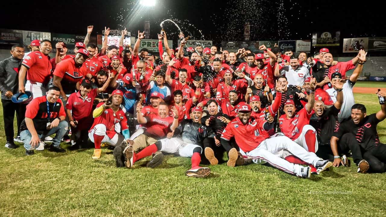 Cardenales de Lara ganó por paliza a Tigres y clasificó a la Gran Final de la LVBP 2025.