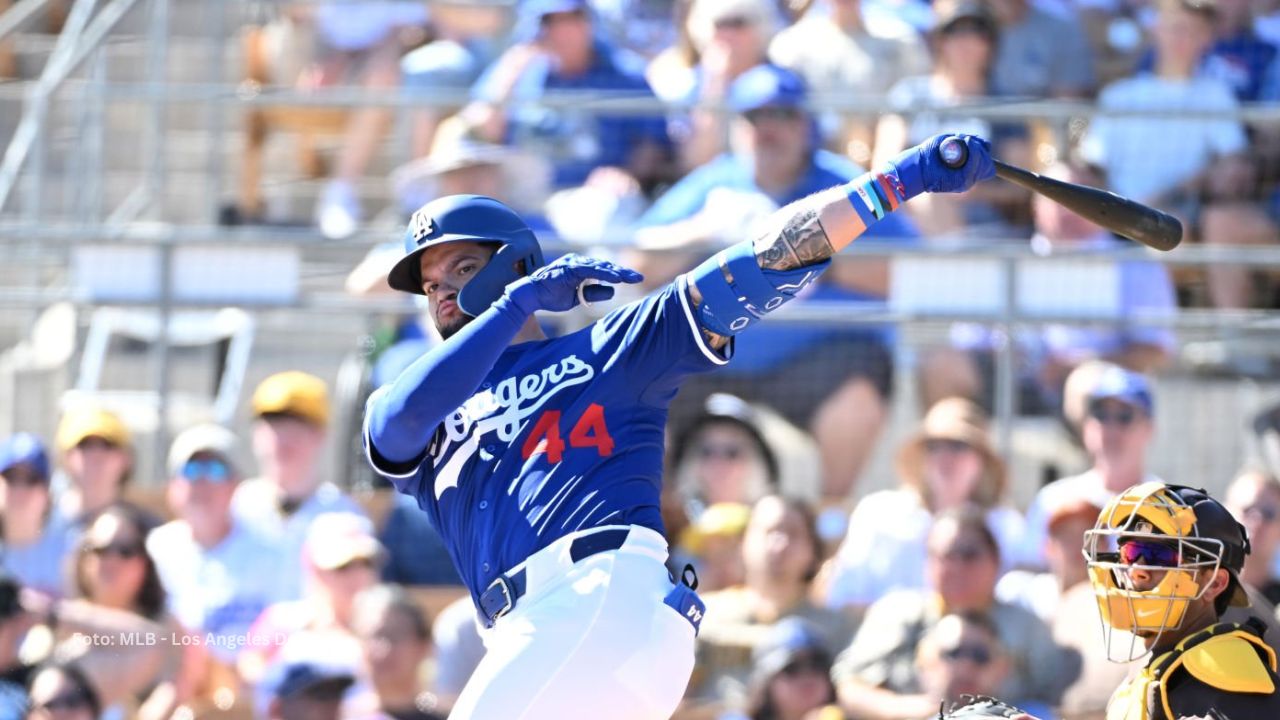 Andy Pages haciendo swing con el uniforme de Los Angeles Dodgers