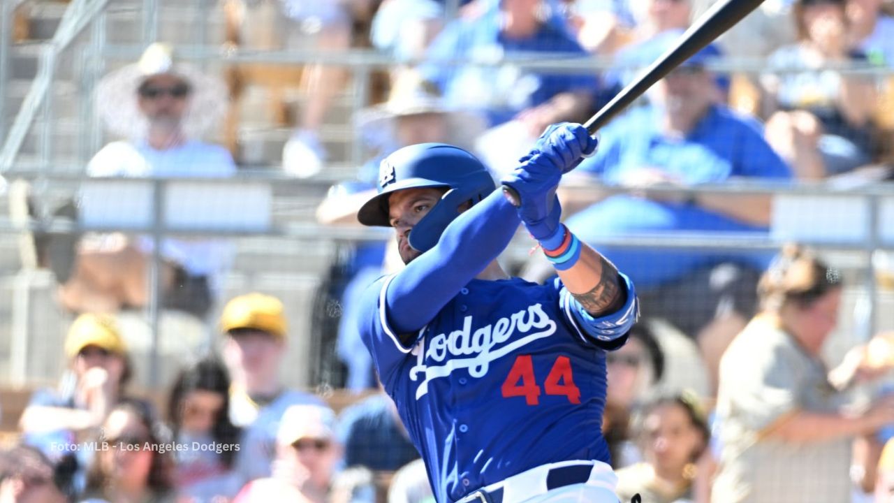 Andy Pages haciendo swing con el uniforme de Dodgers