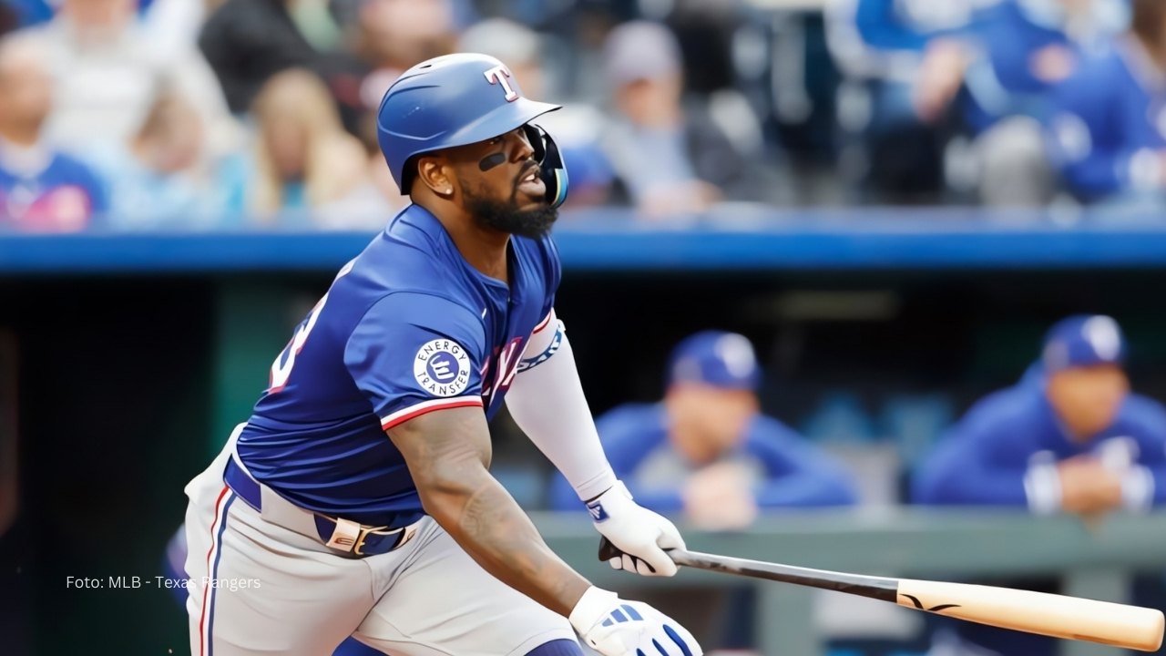 Adolis Garcia bateando con Texas Rangers