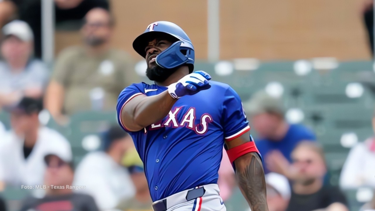 Adolis García bateando con Texas Rangers