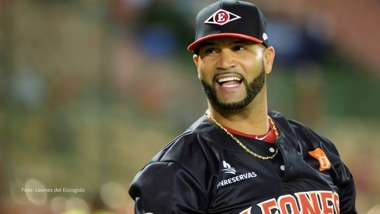 Albert Pujols con el uniforme de Leones del Escogido