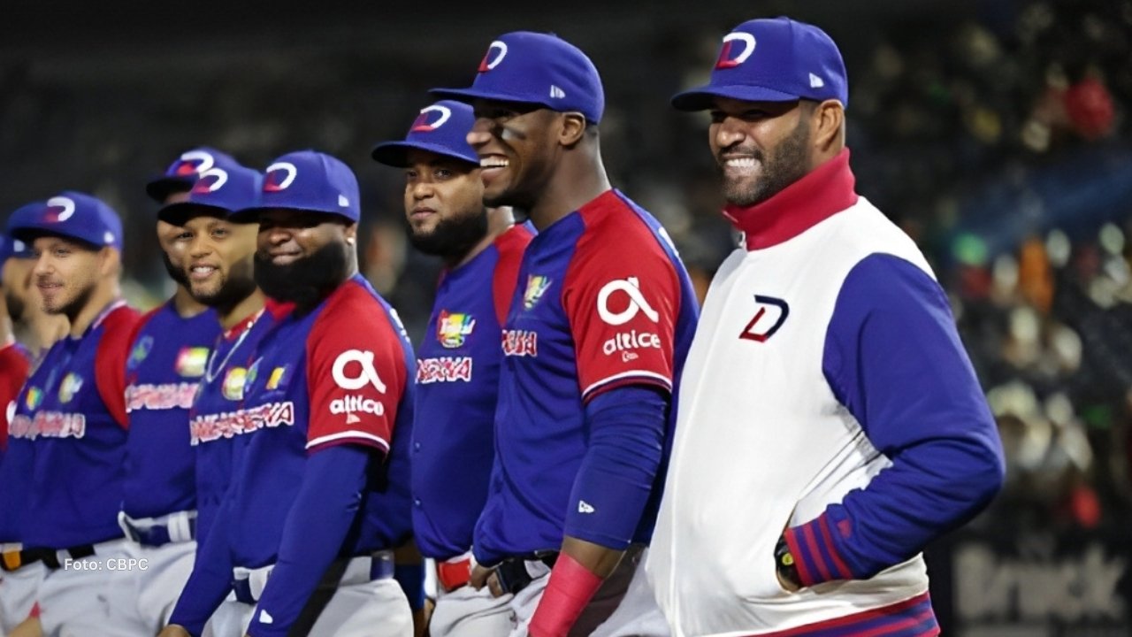 Albert Pujos con el conjunto que representa a Dominicana en la Serie del Caribe