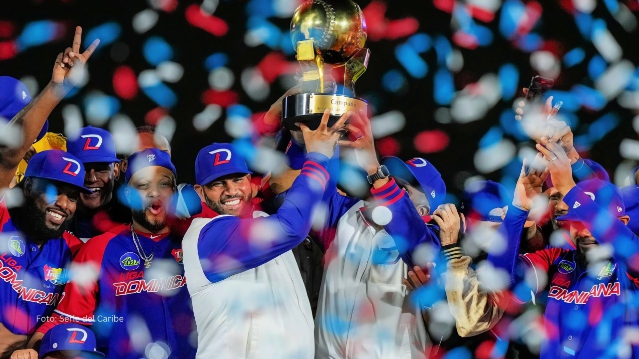 Albert Pujols alzando el titulo de campeón de la Serie del Caribe