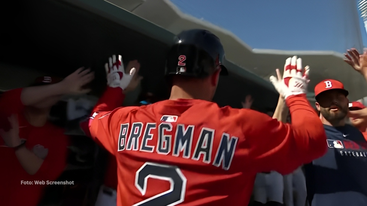 Alex Bregman celebrando su primer jonrón con Boston Red Sox