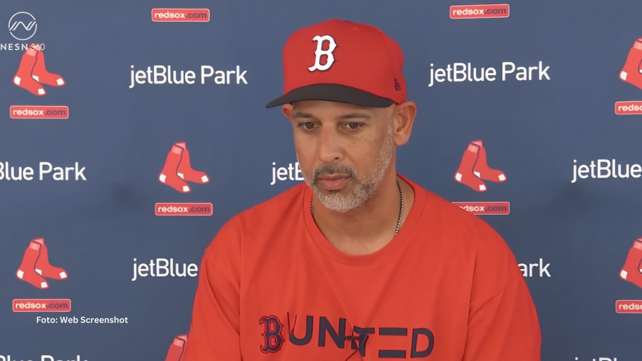 Alex Cora en una rueda de prensa