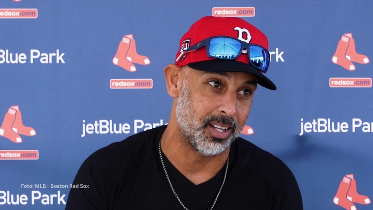 Alex Cora en rueda de prensa