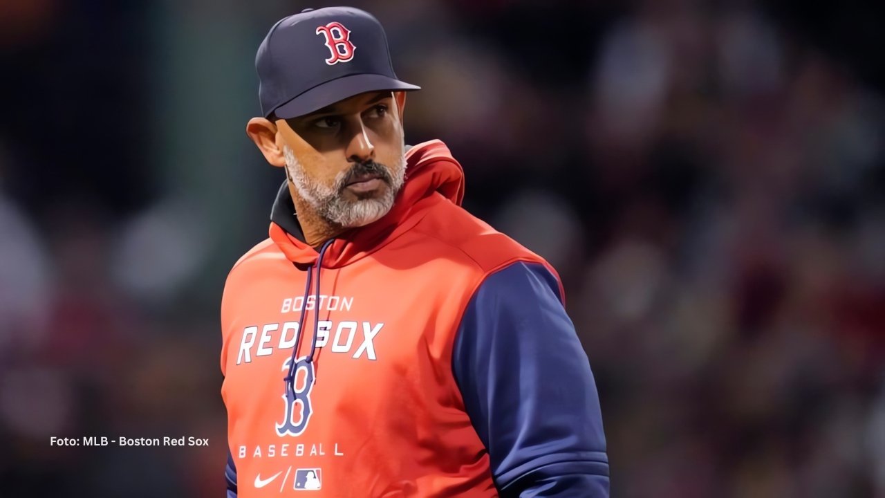 Alex Cora en un juego con Boston Red Sox