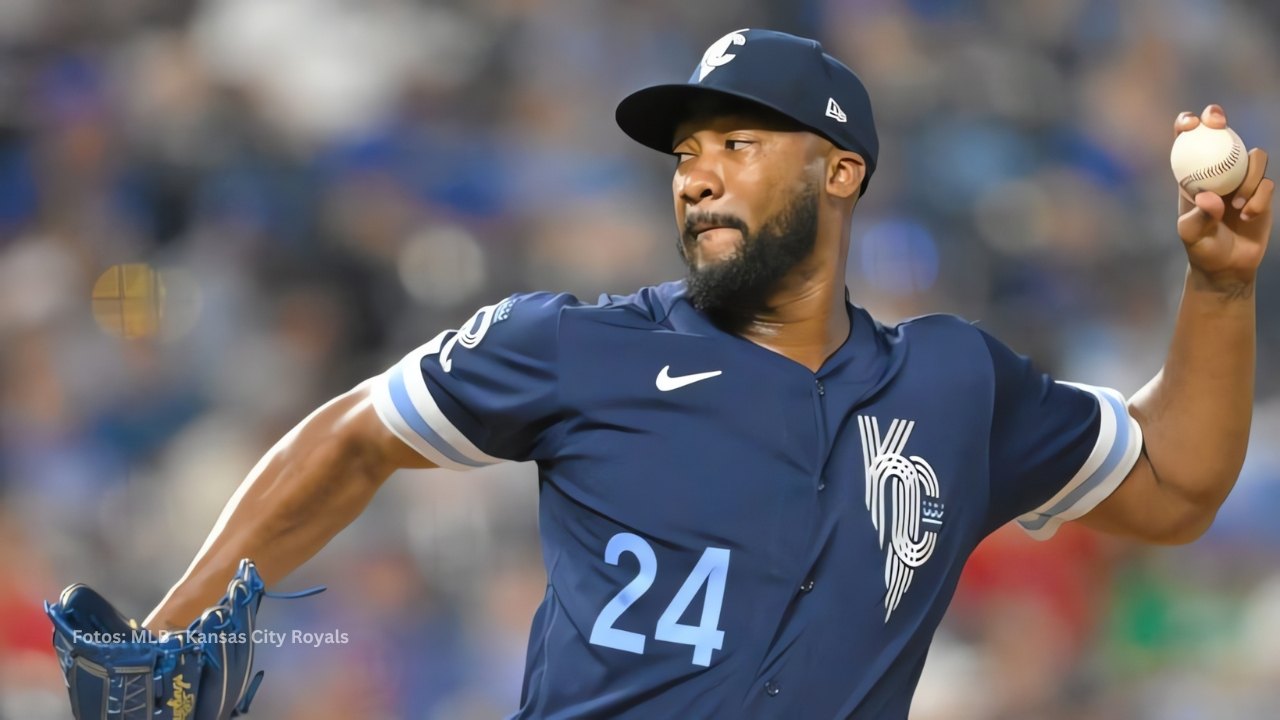 Amir Garrett lanzando con Kansas City Royals